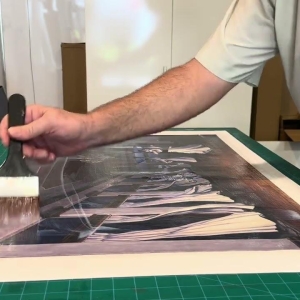 How to varnish a print on canvas, simply